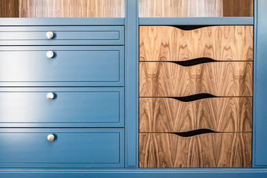 ハンプシャーにあるラグジュアリーな広いコンテンポラリースタイルのおしゃれなフィッティングルーム (シェーカースタイル扉のキャビネット、青いキャビネット) の写真