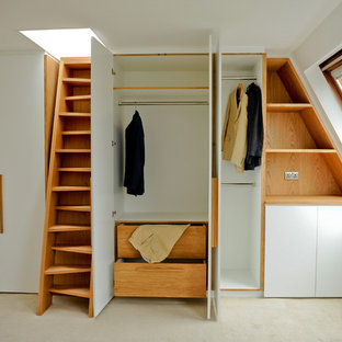 Imagen de vestidor unisex, contemporáneo, con armarios con paneles lisos y puertas de armario blancas
