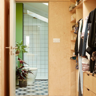 Foto di uno spazio per vestirsi unisex scandinavo di medie dimensioni con ante lisce, ante in legno chiaro e parquet chiaro