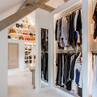 Ejemplo de vestidor unisex, campestre, extra grande, con armarios abiertos, puertas de armario blancas, moqueta y suelo blanco