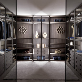 Foto di un grande spazio per vestirsi unisex design con nessun'anta, ante in legno bruno e pavimento in cemento