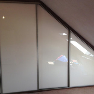 Idee per un armadio o armadio a muro unisex minimal di medie dimensioni con ante di vetro e ante in legno bruno