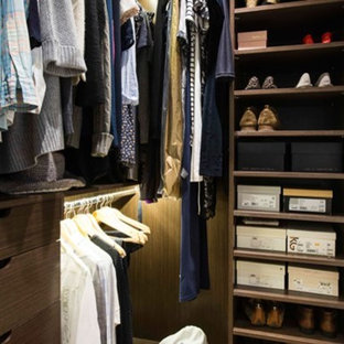 Modelo de armario vestidor unisex, nórdico, de tamaño medio, con armarios con paneles lisos y puertas de armario de madera en tonos medios
