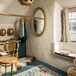 Idee per un piccolo spazio per vestirsi unisex mediterraneo con pavimento in legno verniciato e pavimento blu