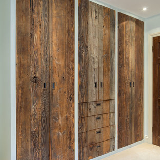 Modelo de armario unisex, clásico, de tamaño medio, con armarios con paneles lisos, puertas de armario de madera oscura, moqueta y suelo beige