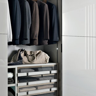 Exempel på en liten modern garderob för könsneutrala, med beige skåp