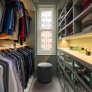 Inspiration för klassiska walk-in-closets för män, med öppna hyllor, grå skåp och grått golv