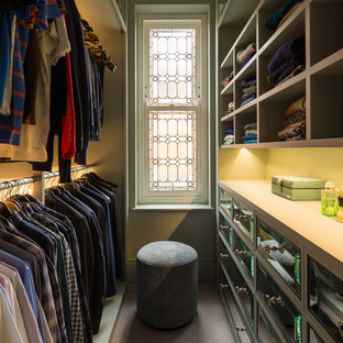 Cette photo montre un petit dressing chic neutre avec un placard avec porte à panneau surélevé, moquette et un sol beige.