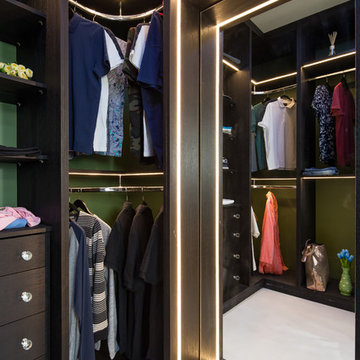 Walk in wardrobe - Small room