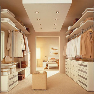 Cette image montre un dressing et rangement design de taille moyenne avec un sol en carrelage de porcelaine.