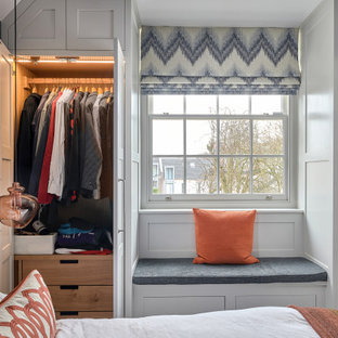 Idée de décoration pour un dressing et rangement bohème.