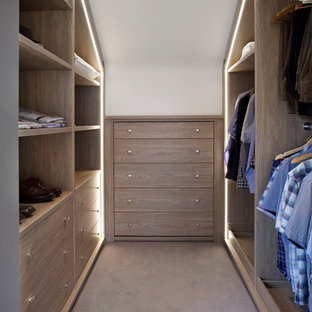 Bild på ett mellanstort funkis walk-in-closet för män, med öppna hyllor, skåp i mellenmörkt trä, heltäckningsmatta och brunt golv