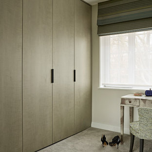 Foto di uno spazio per vestirsi unisex minimal di medie dimensioni con moquette, pavimento beige, ante lisce e ante in legno chiaro