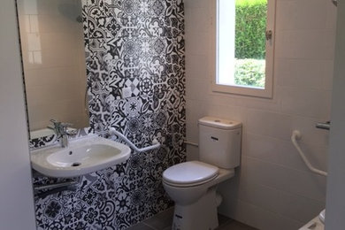 トゥールーズにあるトランジショナルスタイルのおしゃれなトイレ・洗面所の写真