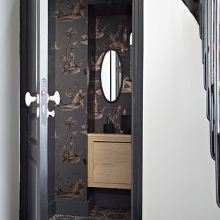 Aménagement d'un WC et toilettes classique avec un placard à porte plane, des portes de placard en bois clair, un mur multicolore et un sol multicolore.