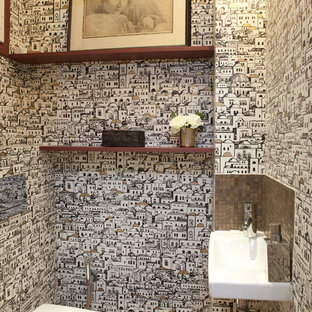 Réalisation d'un WC et toilettes design de taille moyenne avec un WC suspendu, un mur multicolore, un sol en bois brun et une vasque.