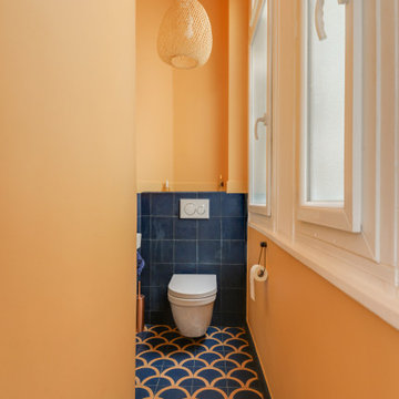 Au sol des toilettes, modèle Ondine de la Maison Bahya, couleurs personnalisées