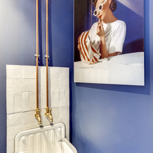 Cette image montre un WC et toilettes bohème avec un mur violet et un lavabo suspendu.