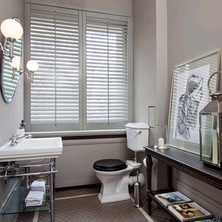 Idée de décoration pour un WC et toilettes tradition de taille moyenne avec un plan vasque, un mur gris, un sol en carrelage de terre cuite et un WC séparé.
