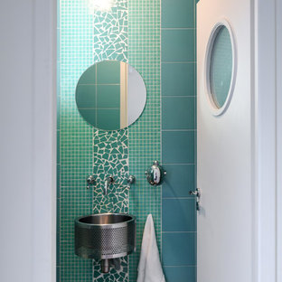 Cette photo montre un petit WC et toilettes tendance avec un carrelage vert, carrelage en mosaïque, un mur vert, béton au sol, un lavabo suspendu et un sol gris.