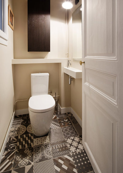 Classique Chic Toilettes by Prisca Pellerin Architecture & Intérieur