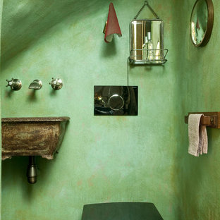 Idées déco pour un WC et toilettes éclectique de taille moyenne avec un lavabo suspendu, un WC suspendu et un mur vert.
