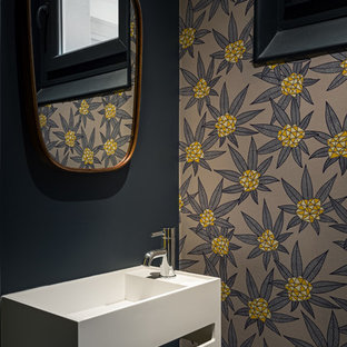 Inspiration pour un petit WC et toilettes design avec un mur multicolore et un lavabo suspendu.