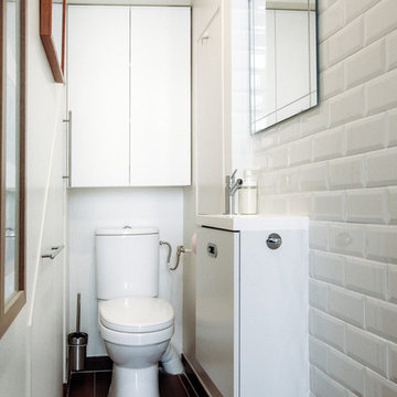 Salle de bain gris et wc blanc