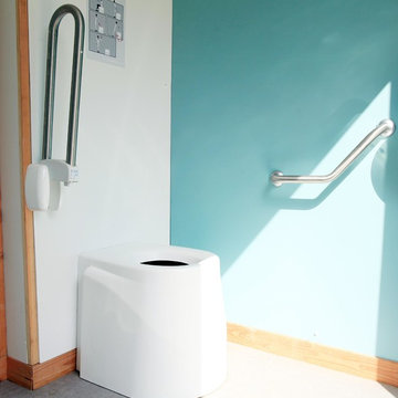 Toilette sèche fixe accessible aux p.m.r / système à séparation
