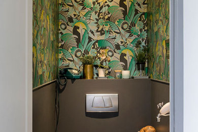 リヨンにあるお手頃価格のミッドセンチュリースタイルのおしゃれなトイレ・洗面所 (壁掛け式トイレ、緑のタイル、壁付け型シンク、グレーの洗面カウンター) の写真