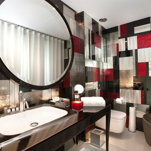 Aménagement d'un WC et toilettes contemporain avec un placard en trompe-l'oeil, des portes de placard noires, un WC suspendu, un carrelage multicolore, un mur multicolore et un sol blanc.