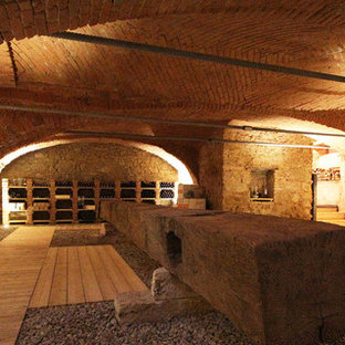 Esempio di un'ampia cantina shabby-chic style con portabottiglie a vista