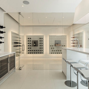 Modelo de bodega contemporánea, grande, con suelo de baldosas de porcelana, vitrinas expositoras y suelo beige