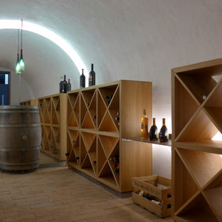 Modelo de bodega rústica, grande, con suelo de ladrillo, botelleros y suelo naranja