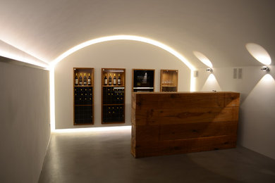 Großer Rustikaler Weinkeller mit Betonboden, diagonaler Lagerung und grauem Boden in Sonstige