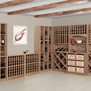 Exemple d'une grand cave à vin chic.