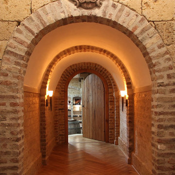 Zugang in den Weinkeller durch Gewölbegang