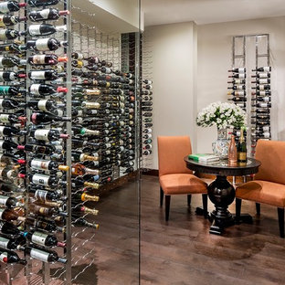 Esempio di una cantina design di medie dimensioni con parquet scuro e rastrelliere portabottiglie