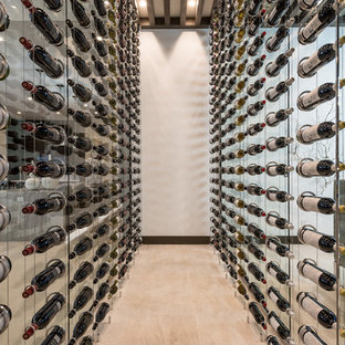 Imagen de bodega actual, grande, con suelo de piedra caliza, vitrinas expositoras y suelo beige
