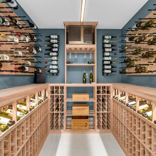 Idée de décoration pour une grand cave à vin design avec un sol en carrelage de céramique, des casiers et un sol blanc.