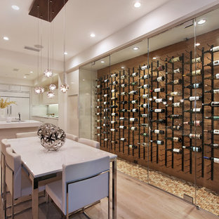 Ispirazione per una cantina design con portabottiglie a vista e pavimento giallo