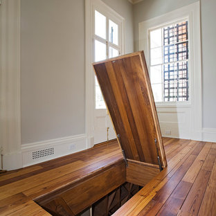 Idee per una cantina classica di medie dimensioni con pavimento in legno massello medio e portabottiglie a scomparti romboidali