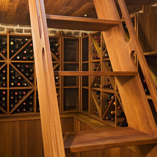 Imagen de bodega tradicional, grande, con botelleros de rombos y suelo de mármol