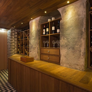 Foto de bodega clásica, de tamaño medio, con botelleros de rombos, suelo de mármol y suelo multicolor