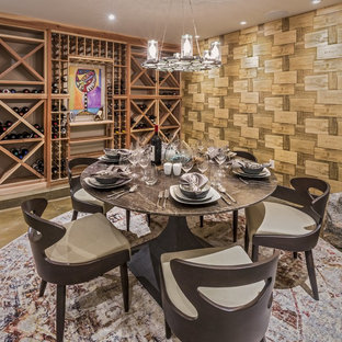 Immagine di una cantina contemporanea con pavimento in cemento, portabottiglie a scomparti romboidali e pavimento grigio