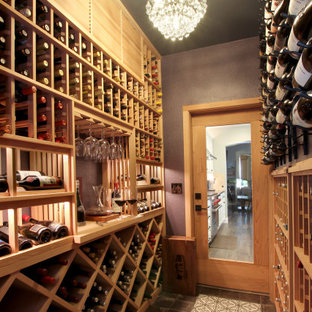 Modelo de bodega tradicional renovada, grande, con suelo de baldosas de porcelana, botelleros y suelo multicolor