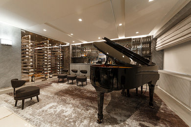 Großer Moderner Weinkeller mit Porzellan-Bodenfliesen, waagerechter Lagerung und grauem Boden in New York