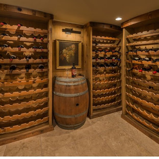 Modelo de bodega rural, pequeña, con suelo de travertino y botelleros