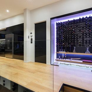 Idées déco pour une grand cave à vin moderne avec sol en stratifié et un présentoir.