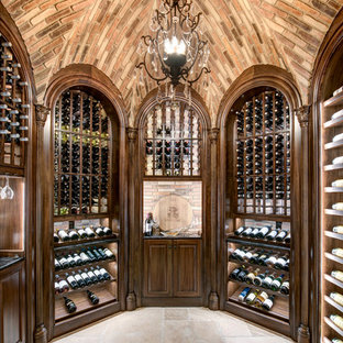 Diseño de bodega mediterránea con suelo de travertino, vitrinas expositoras y suelo beige